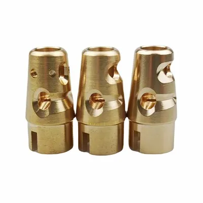 Como o material do núcleo de um aquecedor de água afeta sua condutividade térmica?